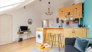 A modern apartment with a kitchen, a dining area, and a living room. - Cosy Loft Heart Of The City! (Lisboa)