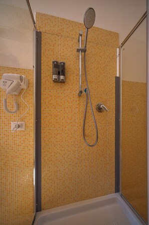Appartement Confort, balcon, vue ville | Salle de bain | Douche, sèche-cheveux, serviettes fournies, savon
