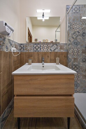 Doppia Comfort, vista città | Bagno | Doccia, asciugacapelli, asciugamani, sapone