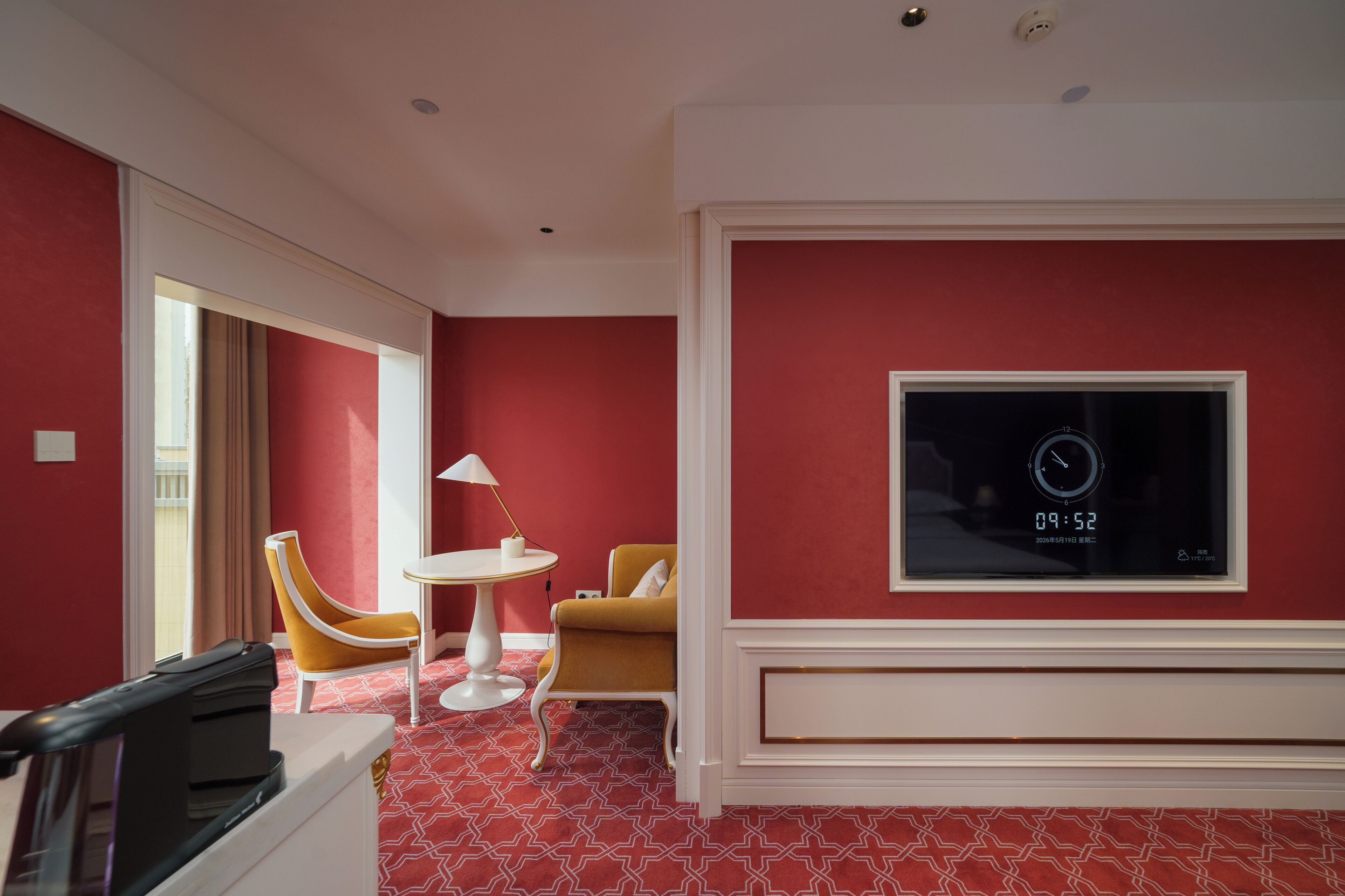 Minibar, coffres-forts dans les chambres, bureau, rideaux occultants