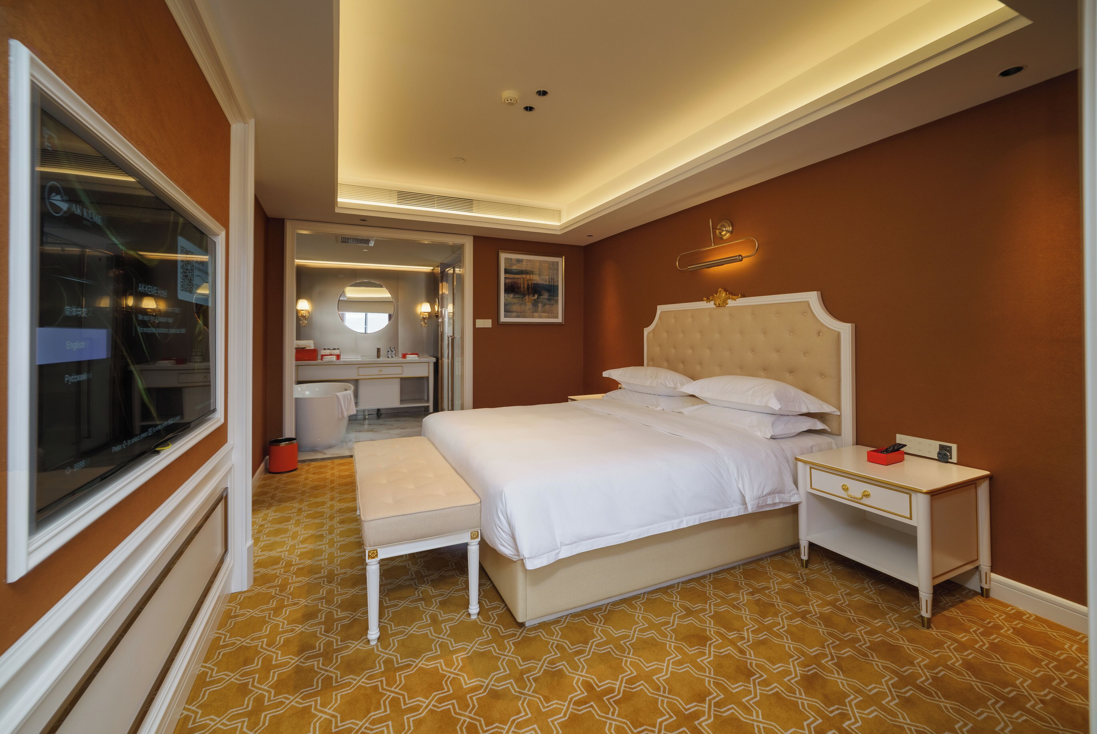 Une chambre d’hôtel avec un grand lit, des tables de chevet, un miroir et une fenêtre.