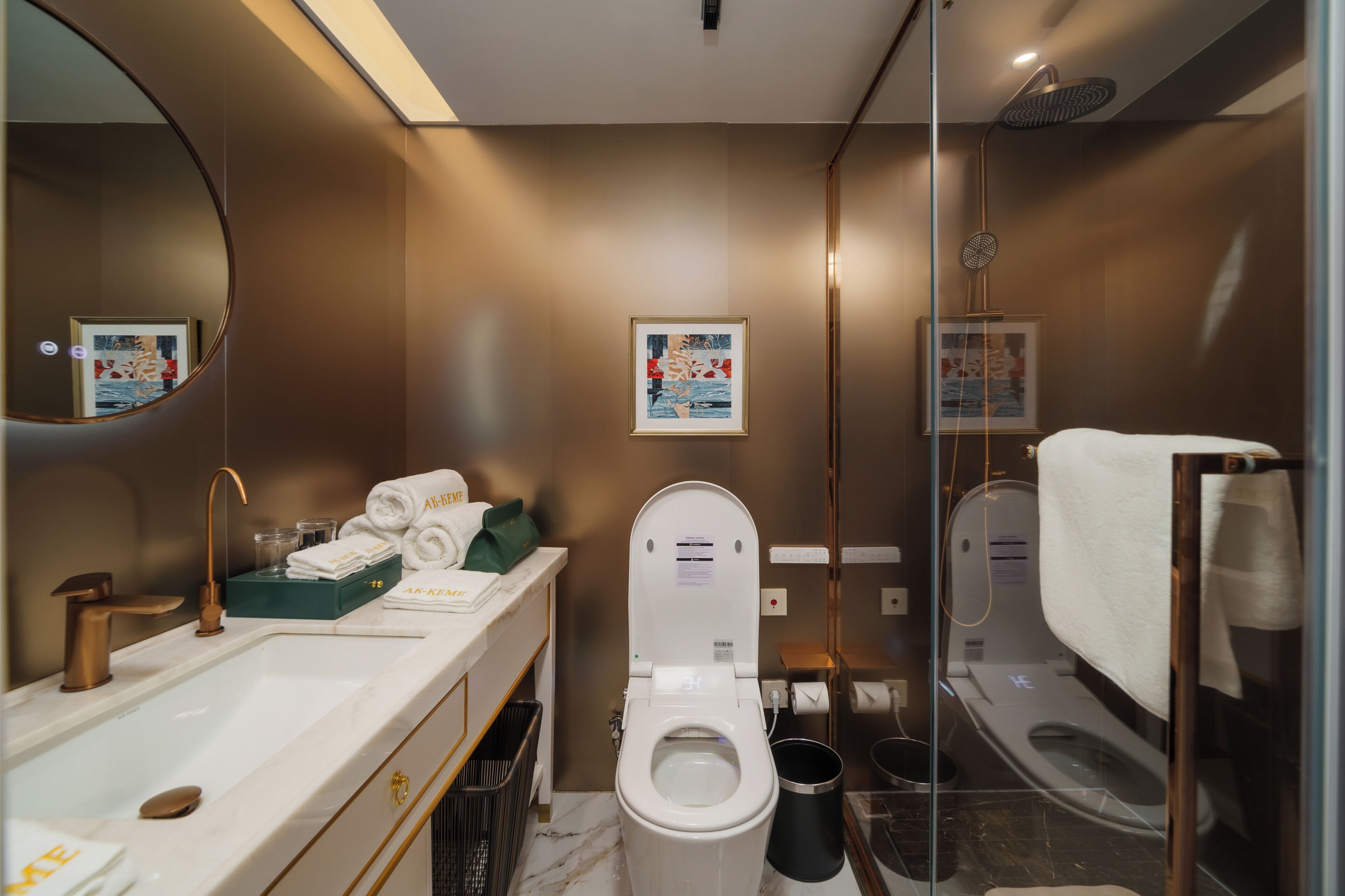 Un baño moderno con lavabo, inodoro y ducha.