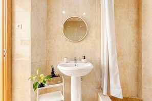 Shower, hair dryer, towels - Top Location Beautiful Apartment! (Lisboa)