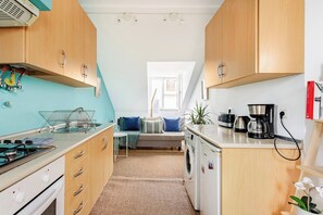 Kylskåp, ugn, spishäll och kaffe- och tebryggare