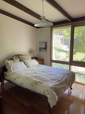 4 bedrooms, iron/ironing board, bed sheets - Classic 70's -The Beach House (Merricks Beach)