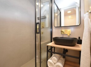 Apartment | Bathroom - Chic and Stylish Old Town Rovinj Apartment - Studio Apartment (Rovinj)