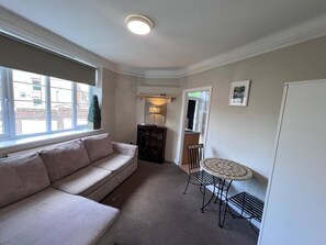 TV - Cozy Studio Flat in South Croydon - Ideal for Short or Long Stays (Croydon)