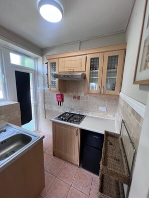 Fridge, stovetop, toaster, cookware/dishes/utensils - Cozy Studio Flat in South Croydon - Ideal for Short or Long Stays (Croydon)