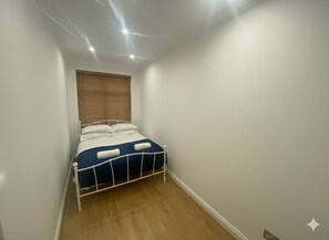 2 bedrooms, iron/ironing board, Internet, bed sheets - Blue Serenity Boutique Apartment (Croydon)