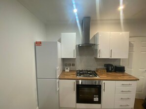 Fridge, oven, toaster, cookware/dishes/utensils - The Blue Loft Retreat (Croydon)
