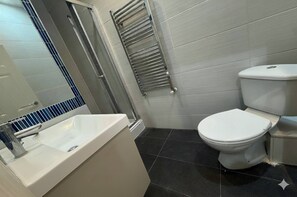 Shower, hair dryer - The Blue Loft Retreat (Croydon)