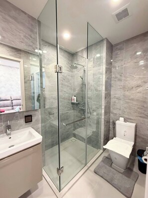 Shower, hair dryer - Luxury 1 Bedroom l BTS 2 mins l Pool and Gym (Krung Thep Maha Nakhon)