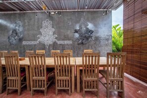 Habitación doble, vista al jardín | Restaurante al aire libre