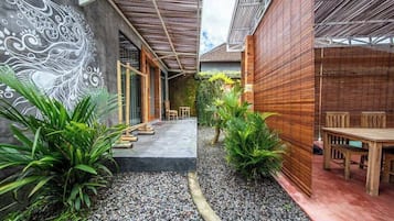 Camera doppia, vista giardino | Ristorazione all'aperto