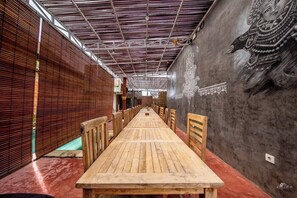 Habitación doble, vista al jardín | Restaurantes