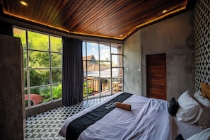 Una camera da letto con un'ampia finestra, un letto e vista sull'esterno.