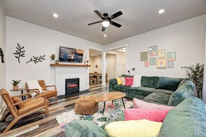Smart TV, table football, ping pong - HotTub~FirePit~Games~YogaNook~5 Mins to Downtown (Indianapolis)