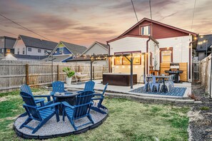 Outdoor dining - HotTub~FirePit~Games~YogaNook~5 Mins to Downtown (Indianapolis)