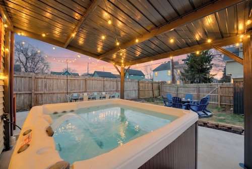 HotTub~FirePit~Games~YogaNook~5 Mins to Downtown