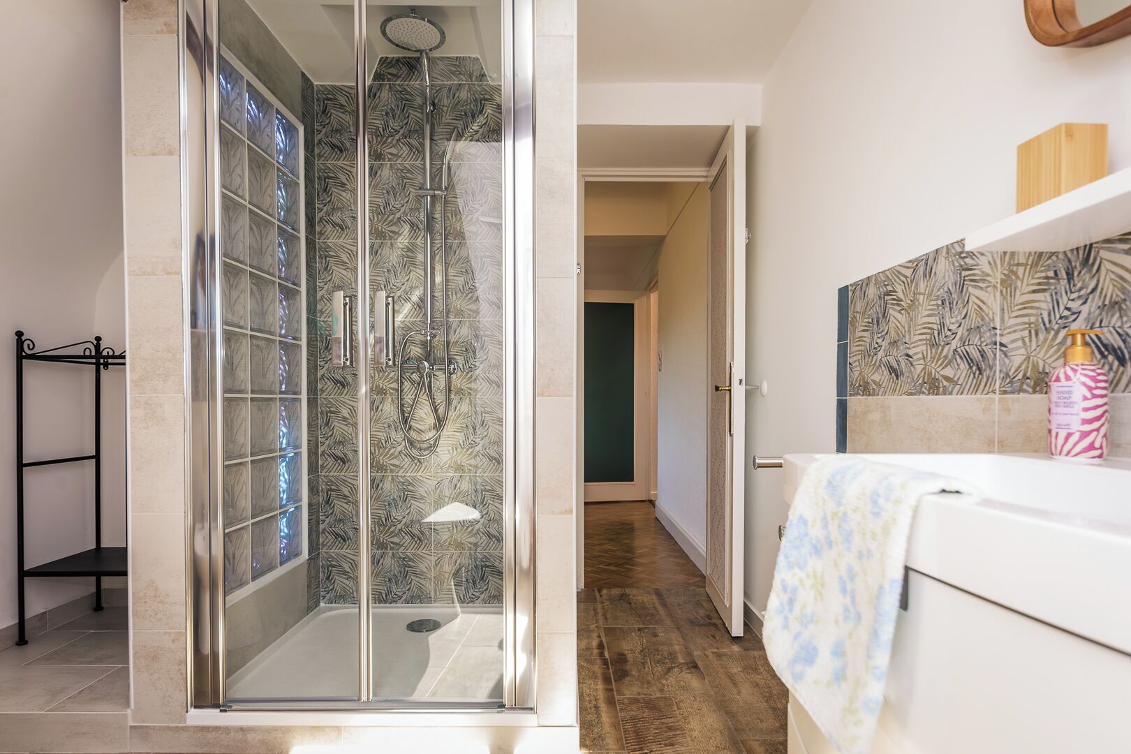 Shower, hair dryer, bidet, towels