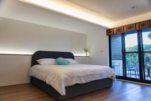 Habitación doble superior, patio, vista al jardín | Espacio para trabajar con laptop y wifi gratis 