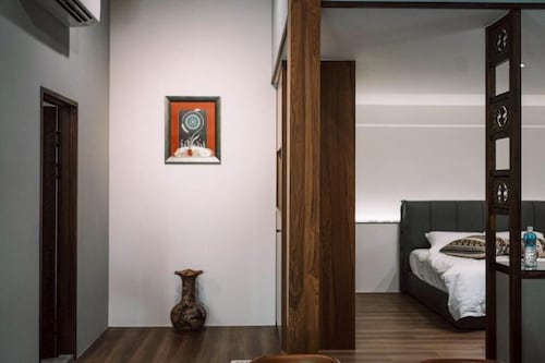 Slow Travel Space for Neighbors