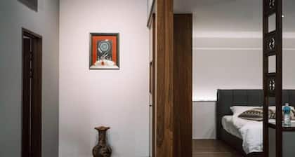 Slow Travel Space for Neighbors