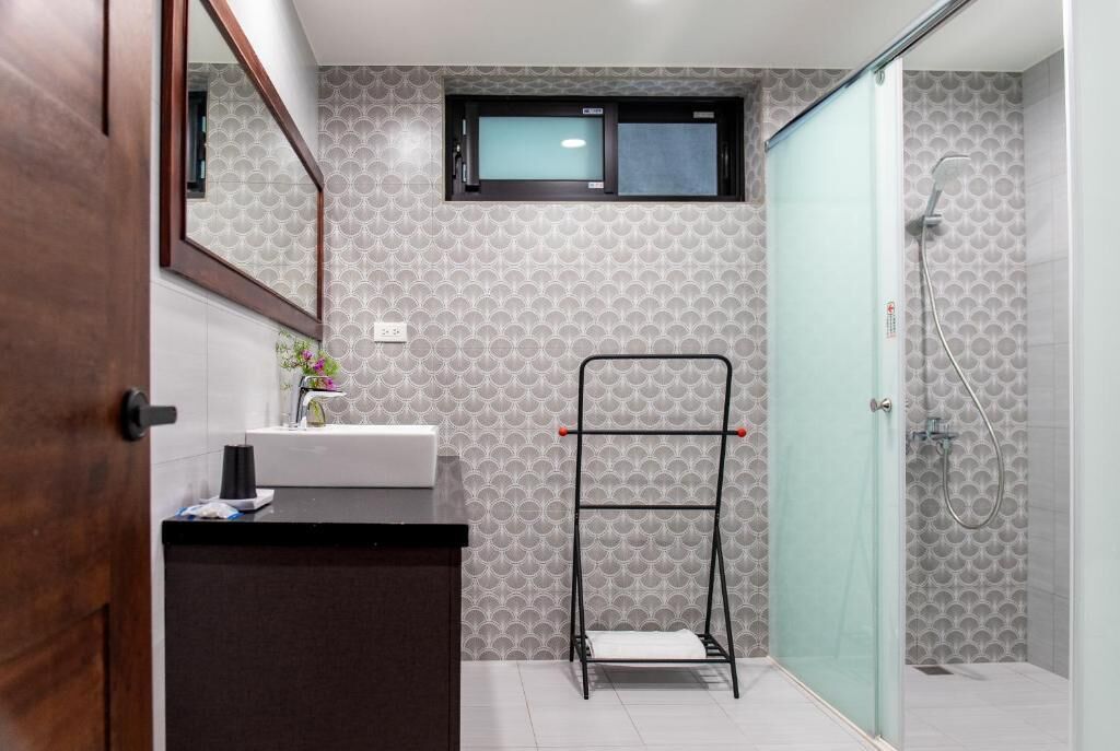 Superior Double Room, Patio, Garden View | Bathroom | Shower, free toiletries, hair dryer, towels