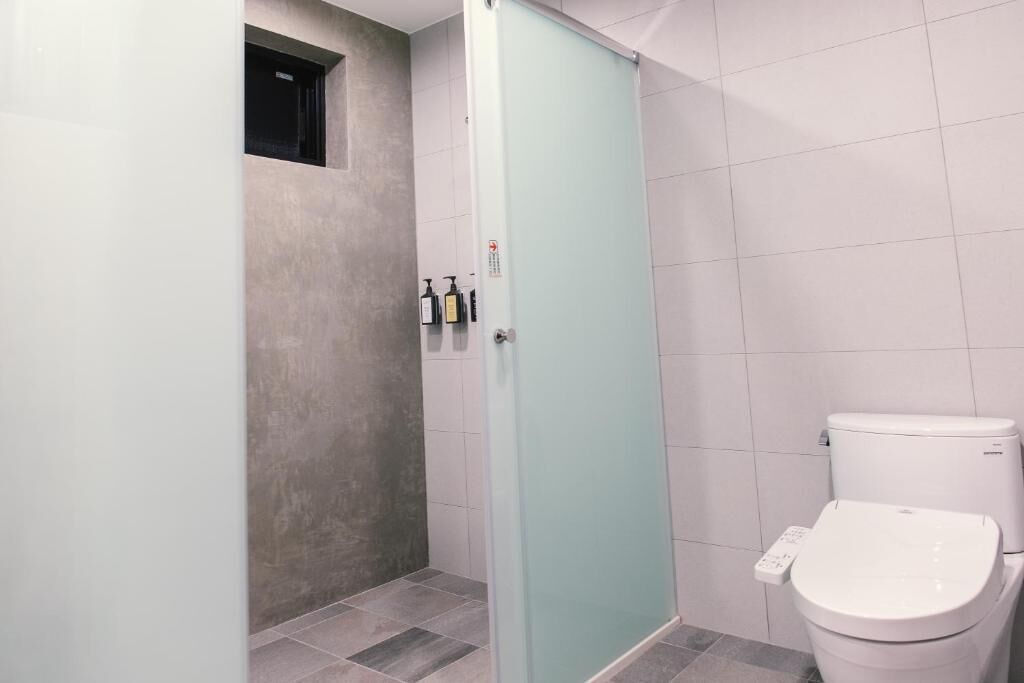 Familien-Vierbettzimmer, Blick auf den Innenhof | Badezimmer | Dusche, kostenlose Toilettenartikel, Haartrockner, Handtücher