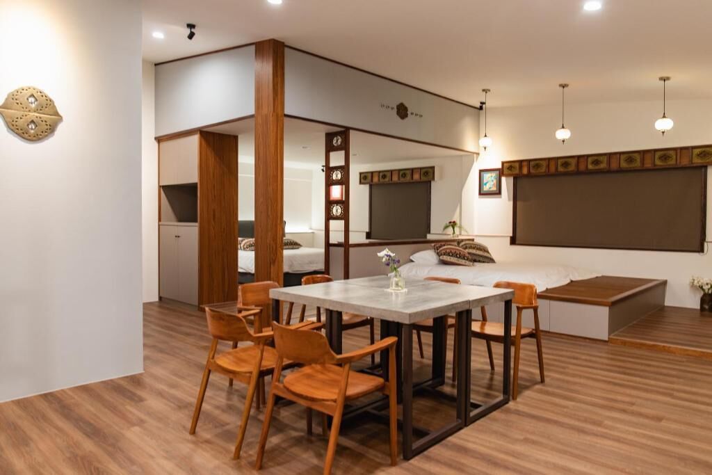 Family Quadruple Room, Courtyard View | Dining