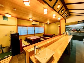 Private kitchen - Easy access from Onomichi station! Japanese-style space and spacious authentic kitchen/dining room in a renovated former kappo-ryotei (Japanese-style restaurant) (尾道市向島)