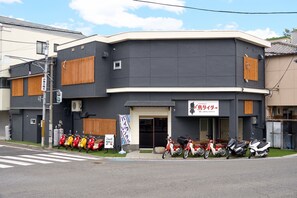 Exterior - Easy access from Onomichi station! Japanese-style space and spacious authentic kitchen/dining room in a renovated former kappo-ryotei (Japanese-style restaurant) (尾道市向島)