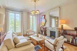 Smart TV, offices - luxurious apartment AC Saint Germain des Prés (Paris)