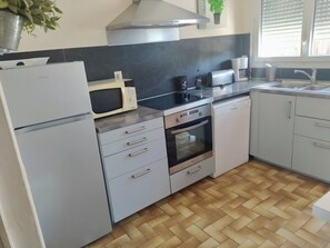 Fridge, microwave, oven, stovetop - Nice holiday house in Hourtin Plage (Hourtin)
