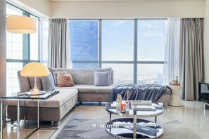 Luxus apartman, erkély, kilátással a városra | Nappalirész