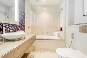Appartement Luxe, balcon, vue ville | Salle de bain