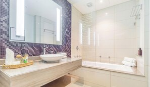 Departamento de lujo, balcón, vista a la ciudad | Baño | Tina con regadera 