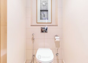 Departamento de lujo, balcón, vista a la ciudad | Baño | Tina con regadera 
