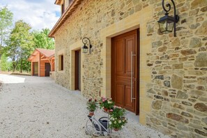 Exterior - Elegant 10-Guest Villa with Pool & Castle Views (Saint-Médard-d’Excideuil)