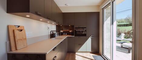 Kjøleskap, mikrobølgeovn, ovn og oppvaskmaskin