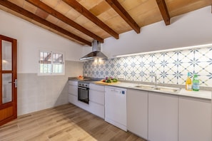 Wasserkocher mit Kaffee-/Teezubehör, Kühlschrank, Mikrowelle, Ofen