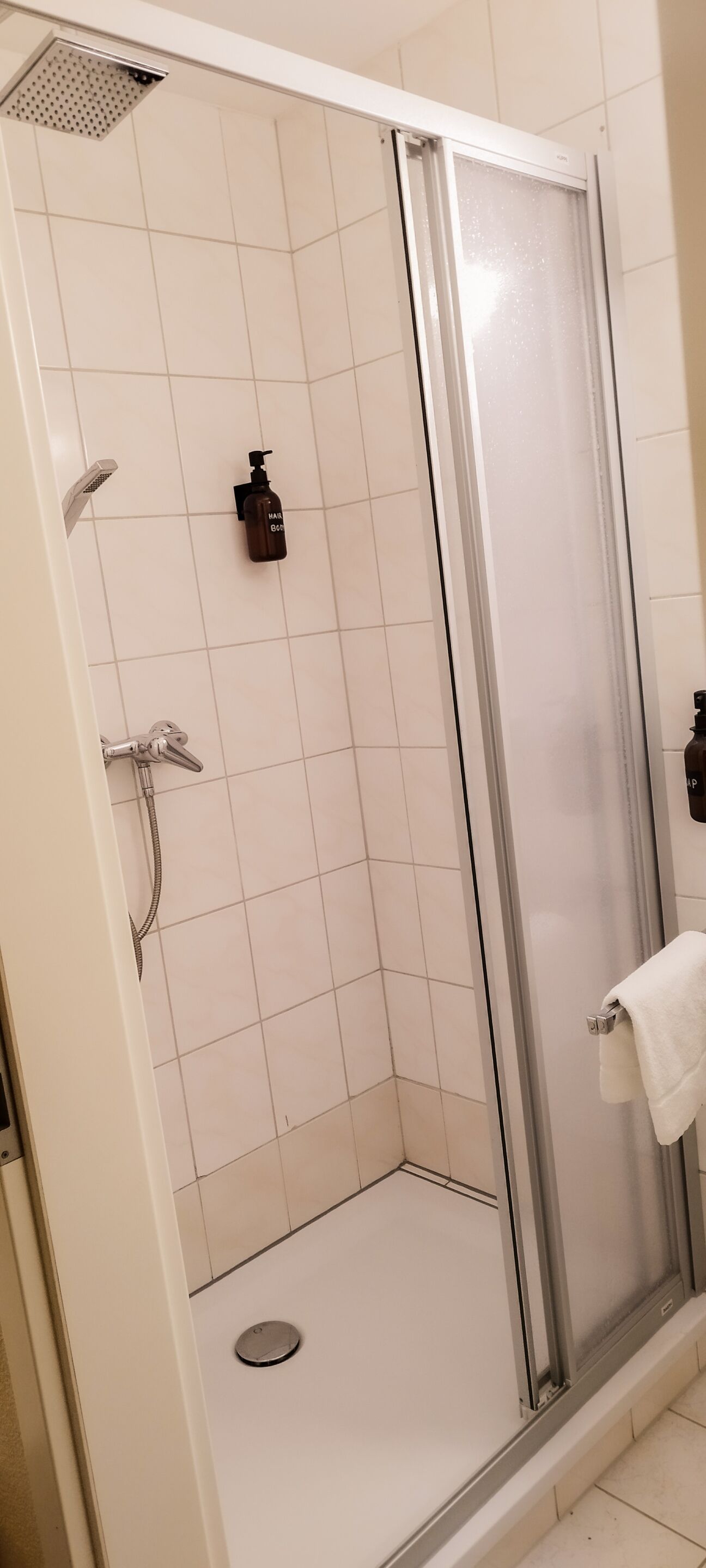 Doppelzimmer | Badezimmer | Dusche, Haartrockner, Handtücher, Seife