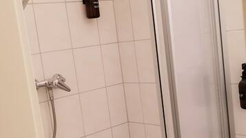 Doppelzimmer | Badezimmer | Dusche, Haartrockner, Handtücher, Seife