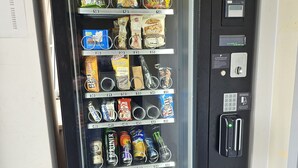 A vending machine with snacks, drinks, and other items. - Pension Elfmeter (Rheinsberg)
