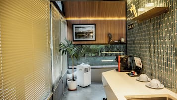 Een kluis op de kamer, een strijkplank/strijkijzer, gratis wifi