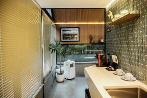 Caja de seguridad en la habitación y tabla de planchar con plancha 