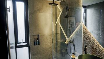 Badewanne und Dusche (separat), Regendusche, kostenlose Toilettenartikel