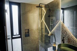 Baignoire et douche séparées, douche à « effet pluie »