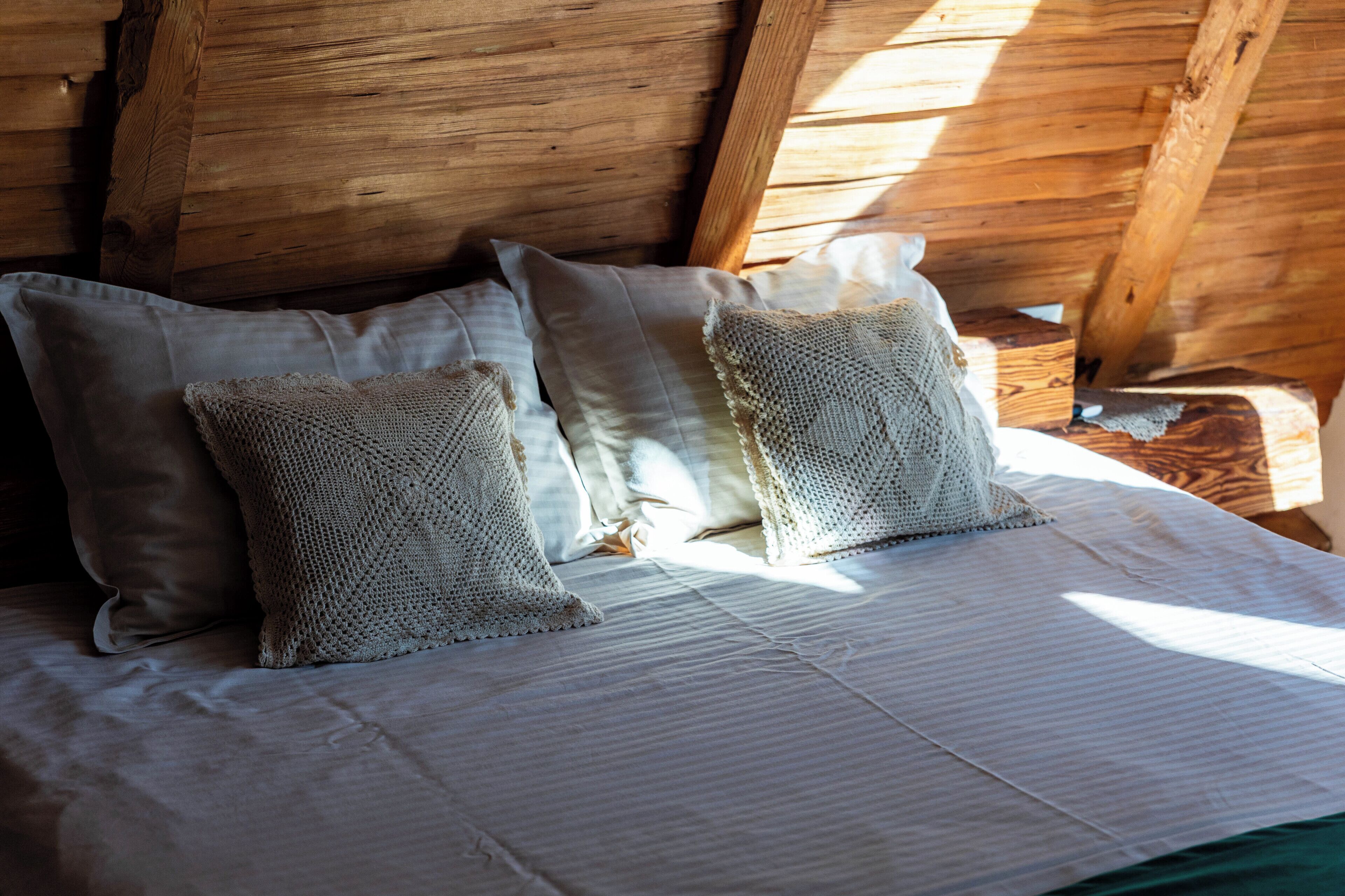 Tabla de planchar con plancha, wifi y ropa de cama 