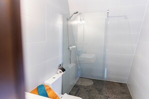 Douche, sèche-cheveux, serviettes fournies, savon